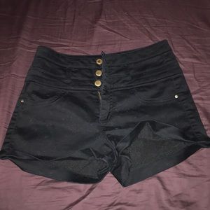 Black High waisted shorts🖤